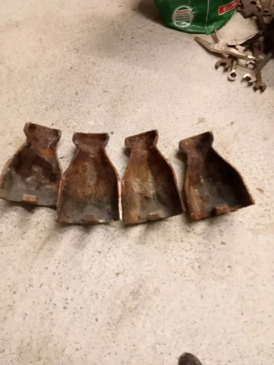 Four cast iron bath legs - Image 2