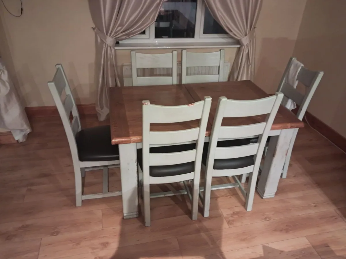 Solid table and 6 chairs - Image 1