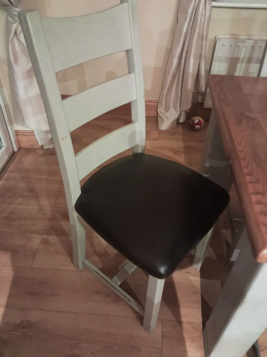 Solid table and 6 chairs - Image 2