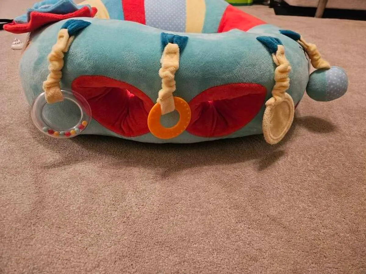 Sophie La Giraffe Baby Seat and Cushion - Image 2