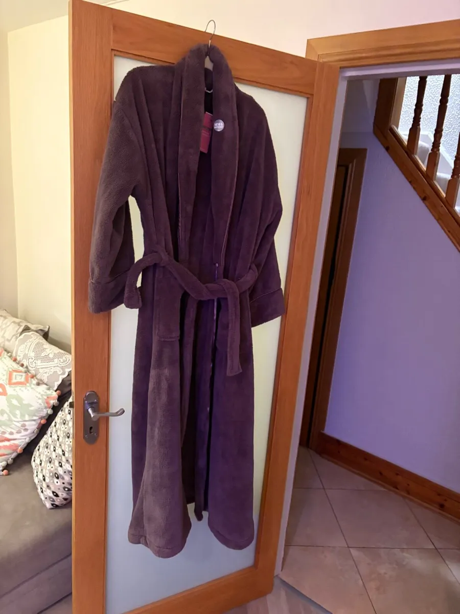 New dressing gown size 20/22 - Image 1
