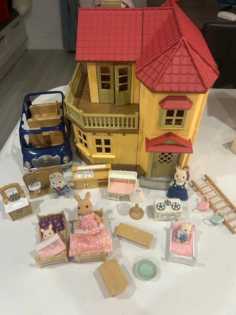 Sylvanian family house car figurines - Image 1