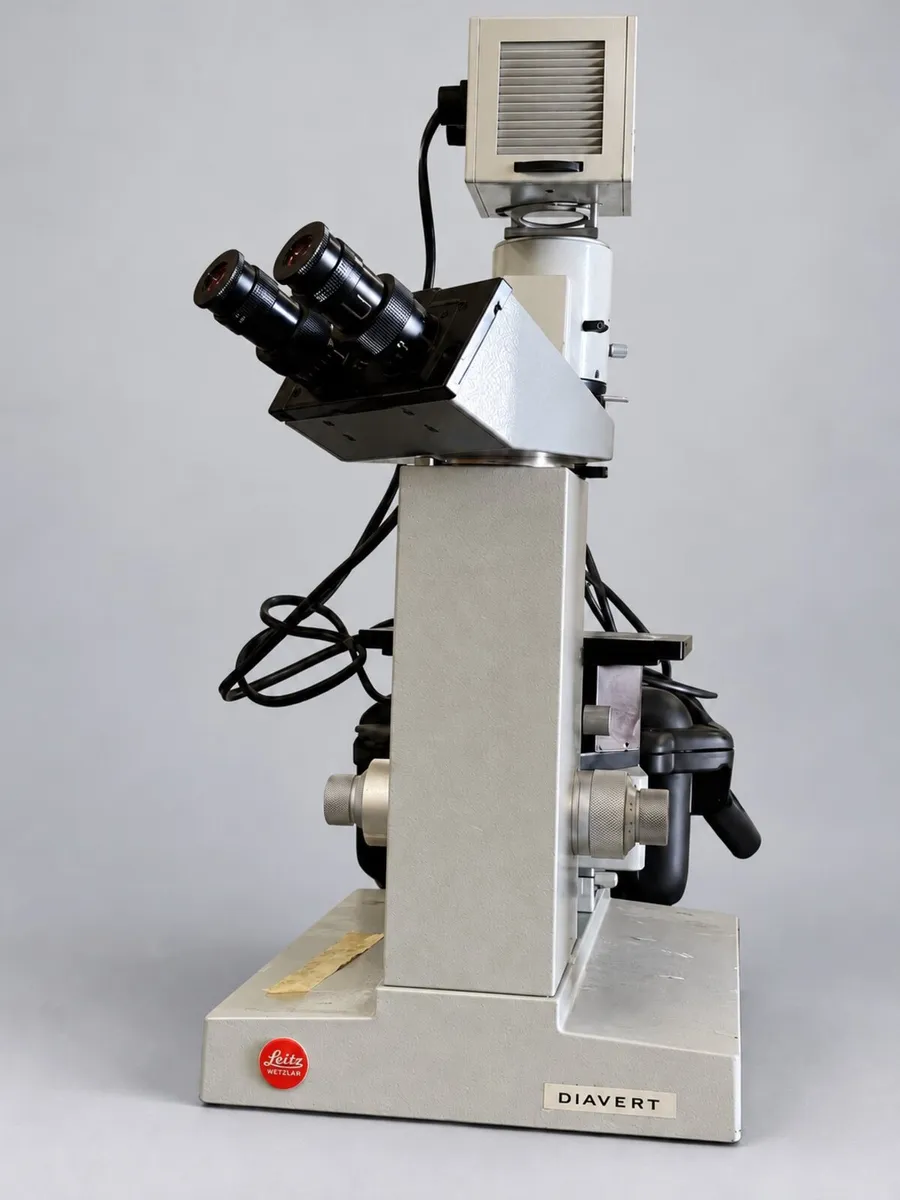 Leitz Diavert inverted laboratory microscope