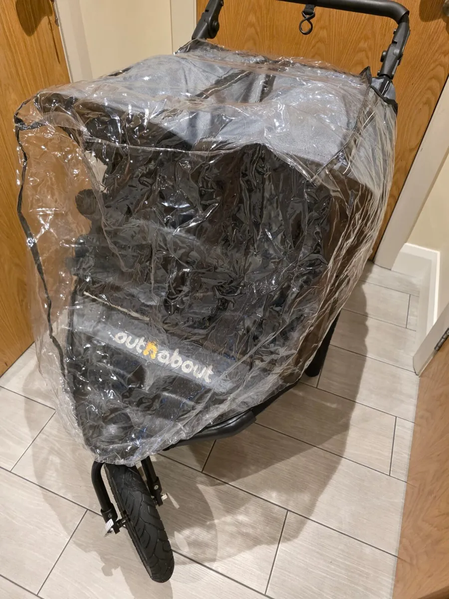 Out N About Double buggy Immaculate - Image 3