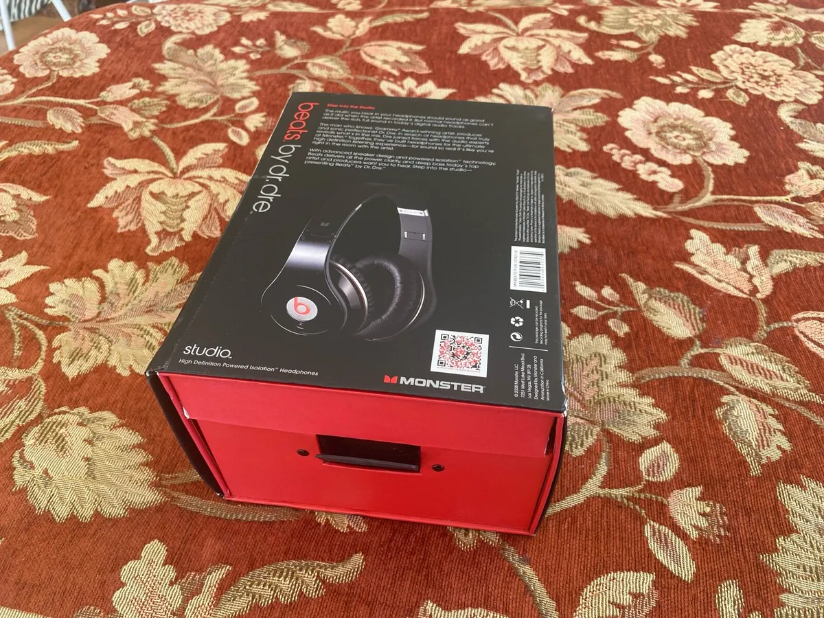 Beats by Dr Dre headphones - Image 2