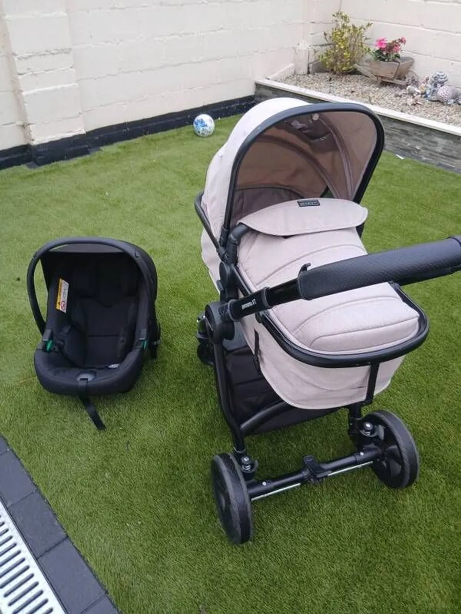 panorama xti 2-in-1 buggy with carseat and rain cover and next to me - Image 1