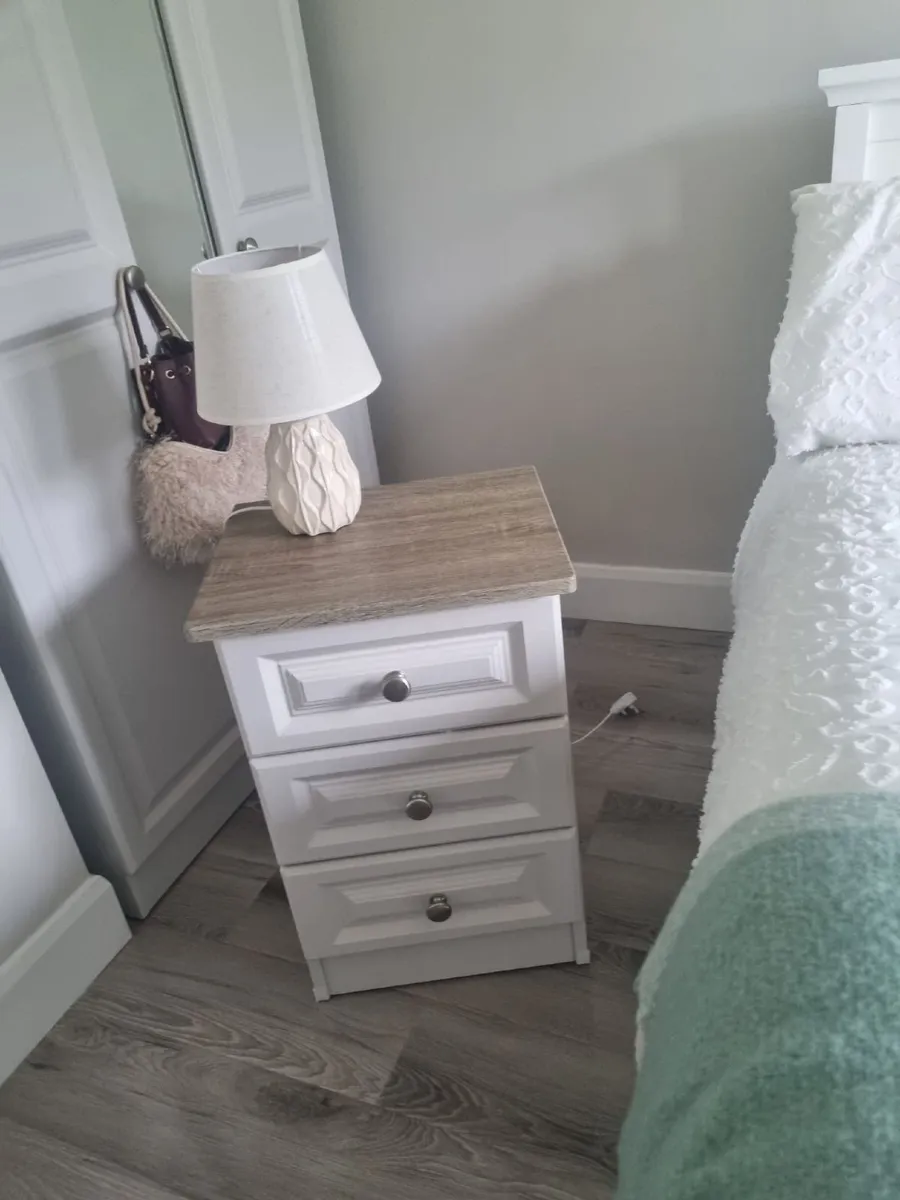 Dressing table set and side locker, From Minogues. - Image 1