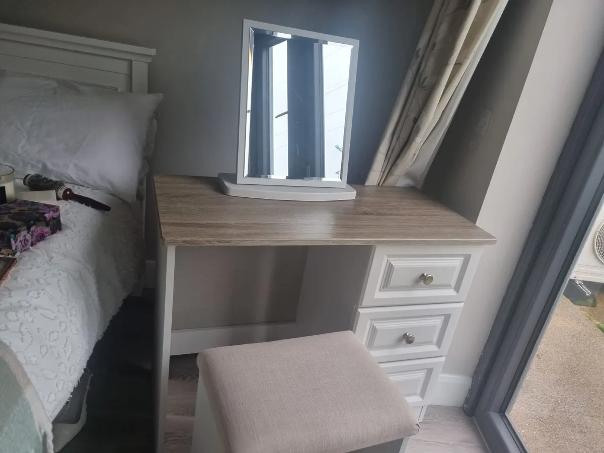 Dressing table set and side locker, From Minogues. - Image 2