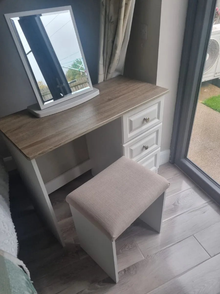 Dressing table set and side locker, From Minogues. - Image 3