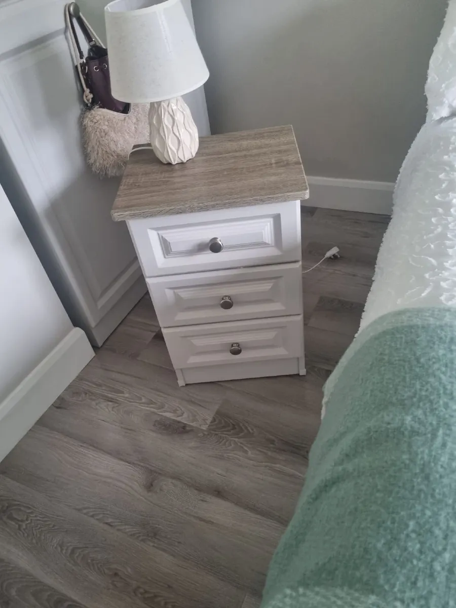 Dressing table set and side locker, From Minogues. - Image 4