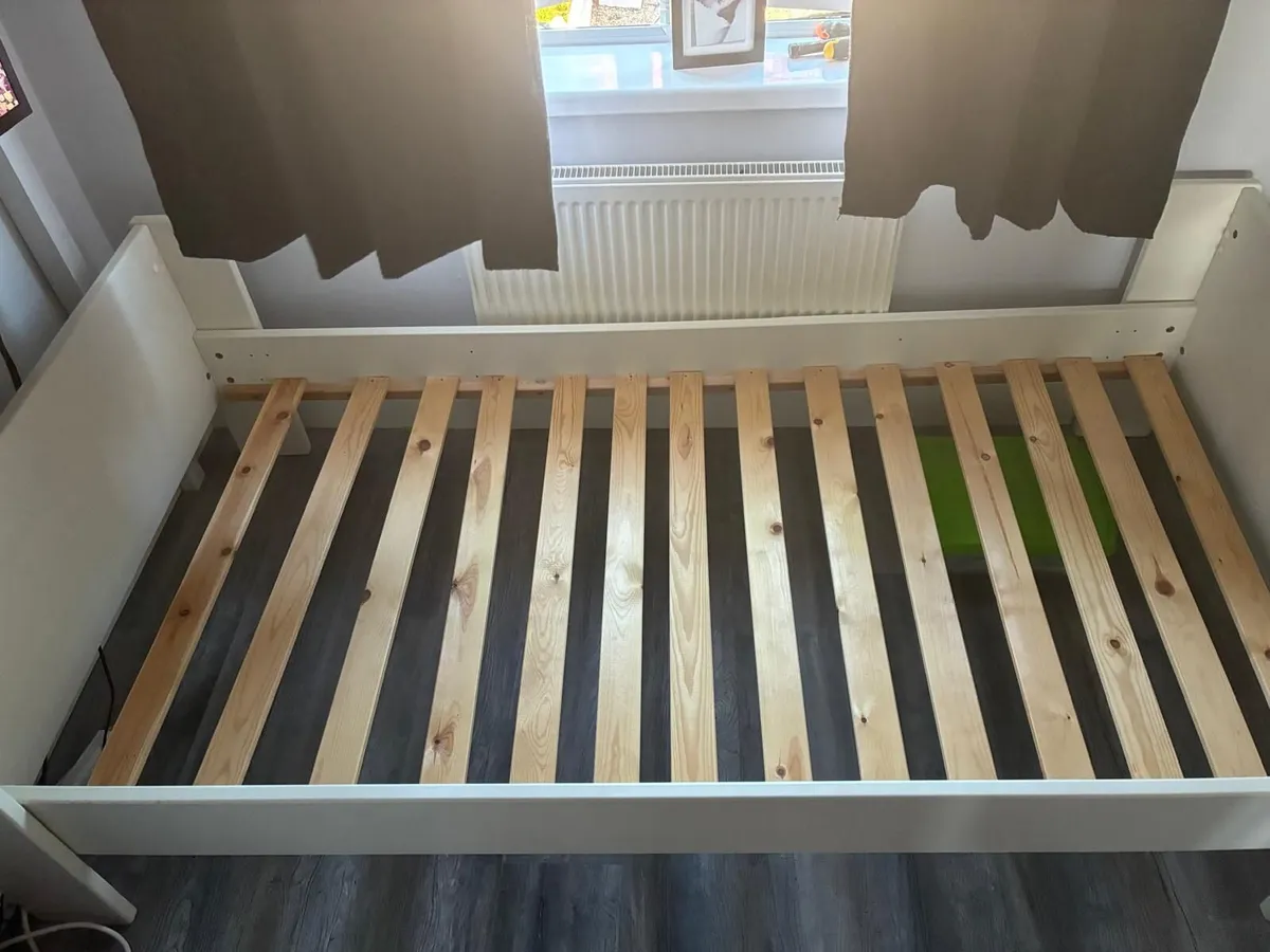Single bed - Image 1