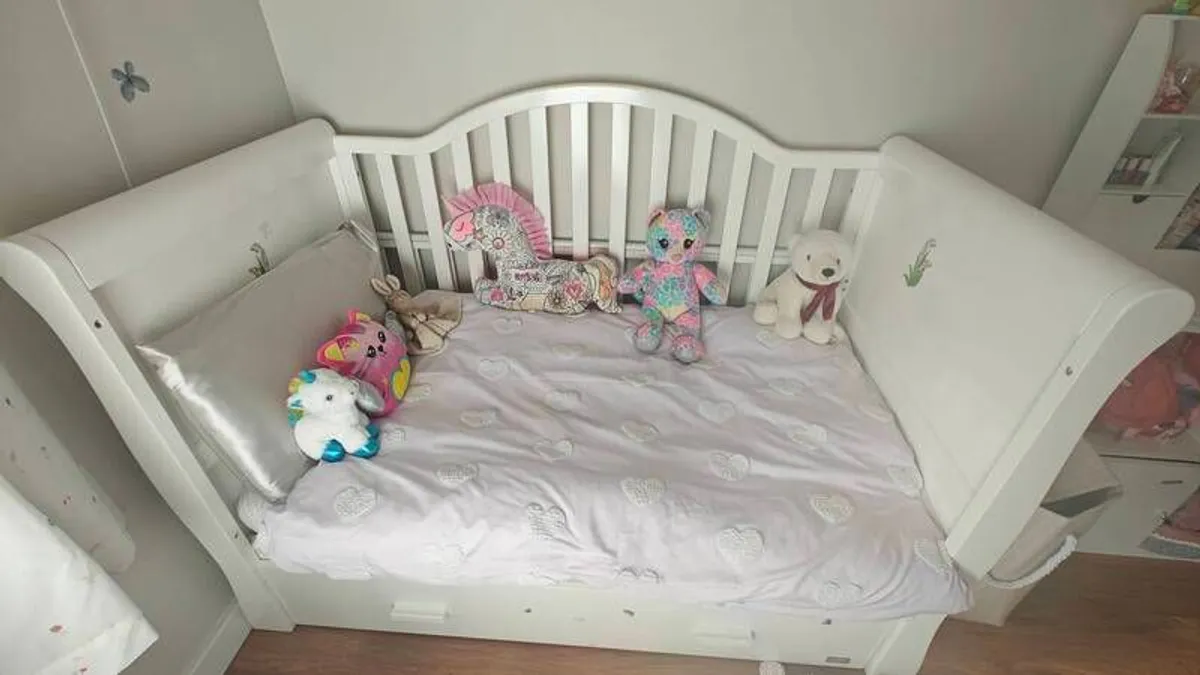 Oslo cot bed( white) - Image 1