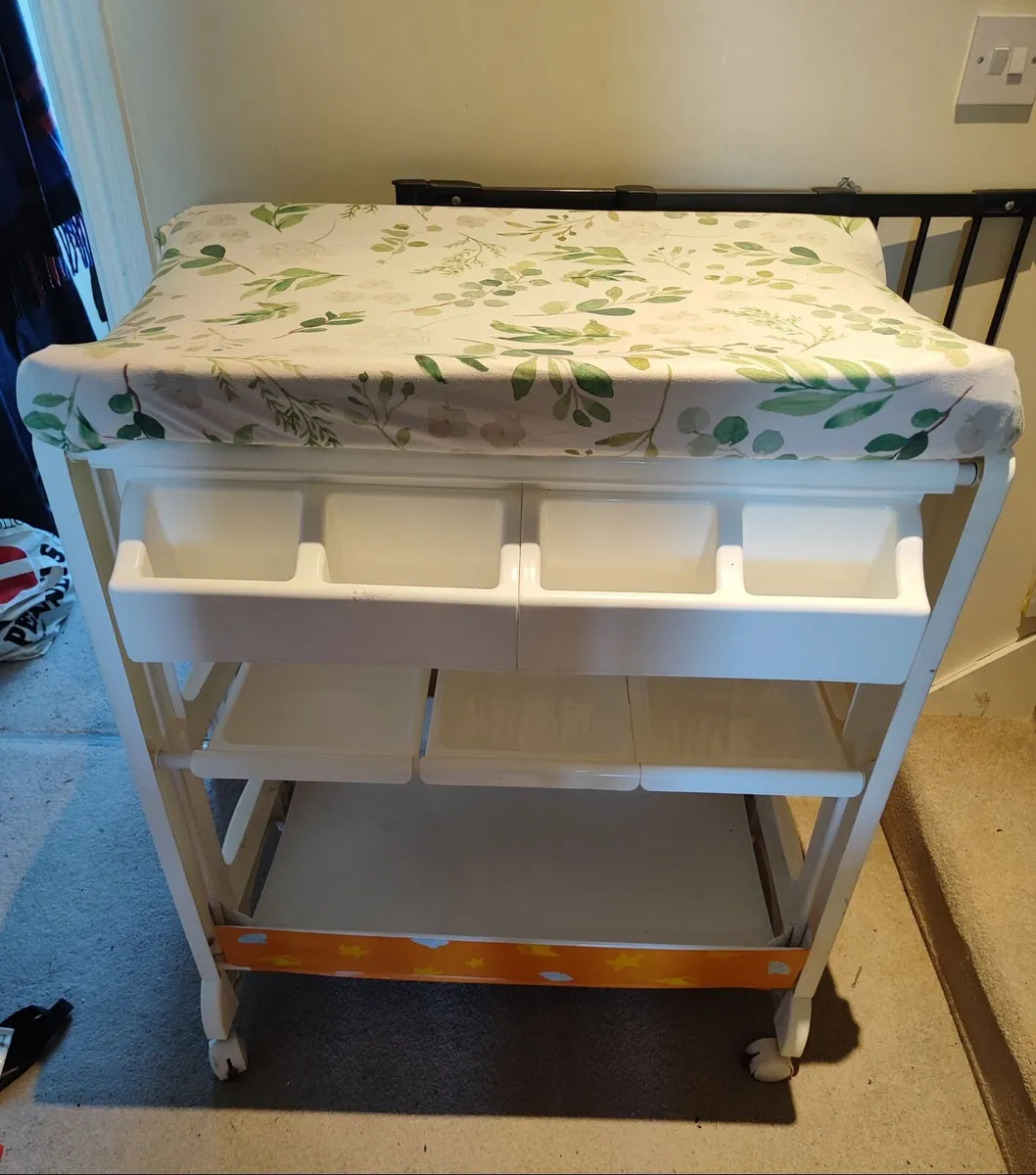 Baby changing table - Image 1