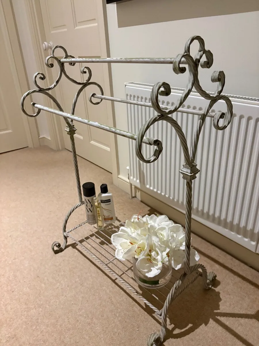 Standing Towel Rack - Image 1
