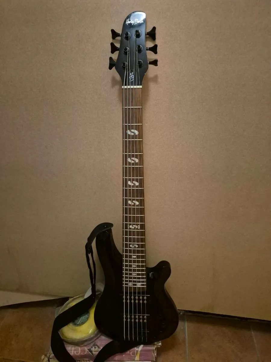 6 string bass - Image 1