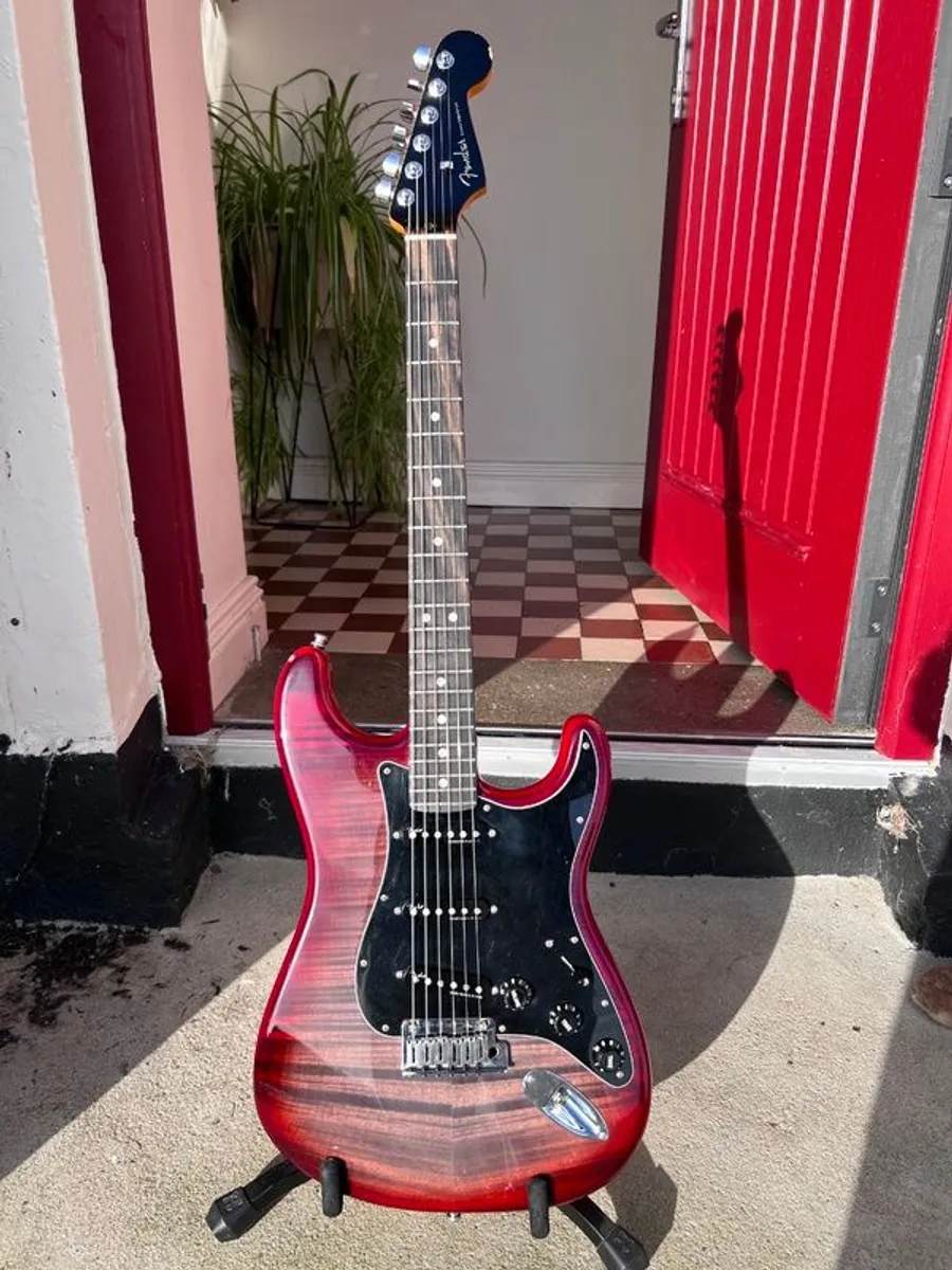 Limited Edition Fender AM Ultra Umbra Burst - Image 2
