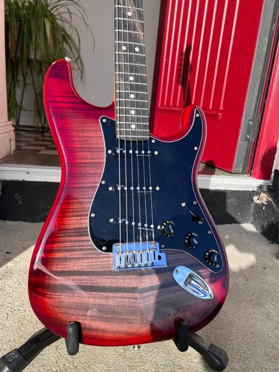 Limited Edition Fender AM Ultra Umbra Burst - Image 3
