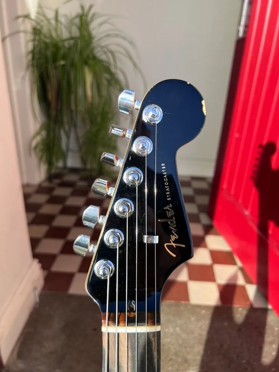 Limited Edition Fender AM Ultra Umbra Burst - Image 4