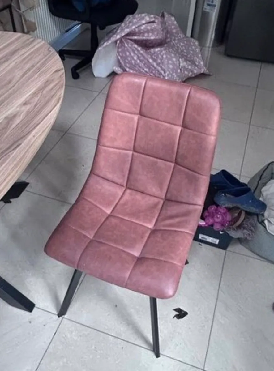 Table and chairs - Image 4