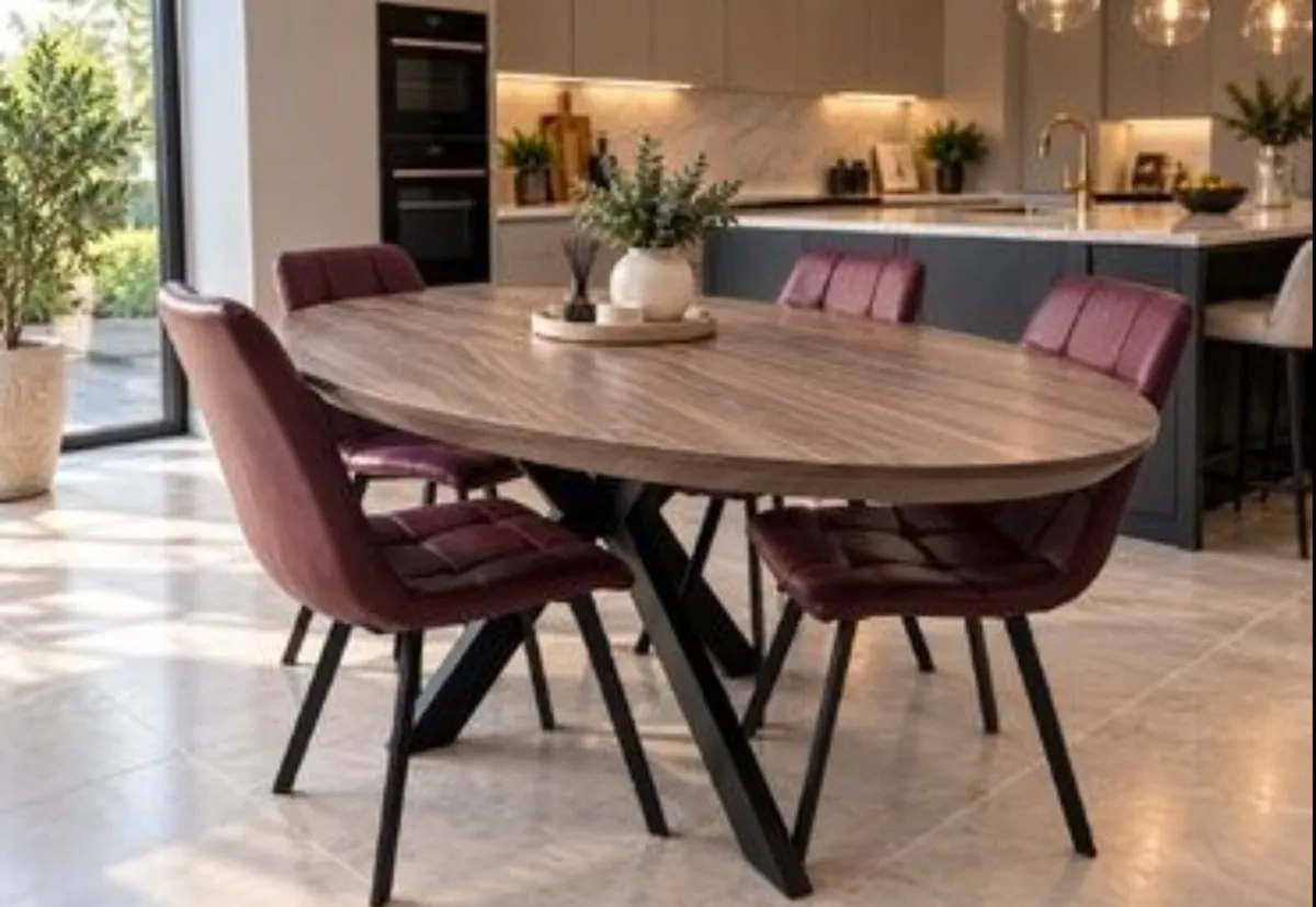 Table and chairs - Image 1
