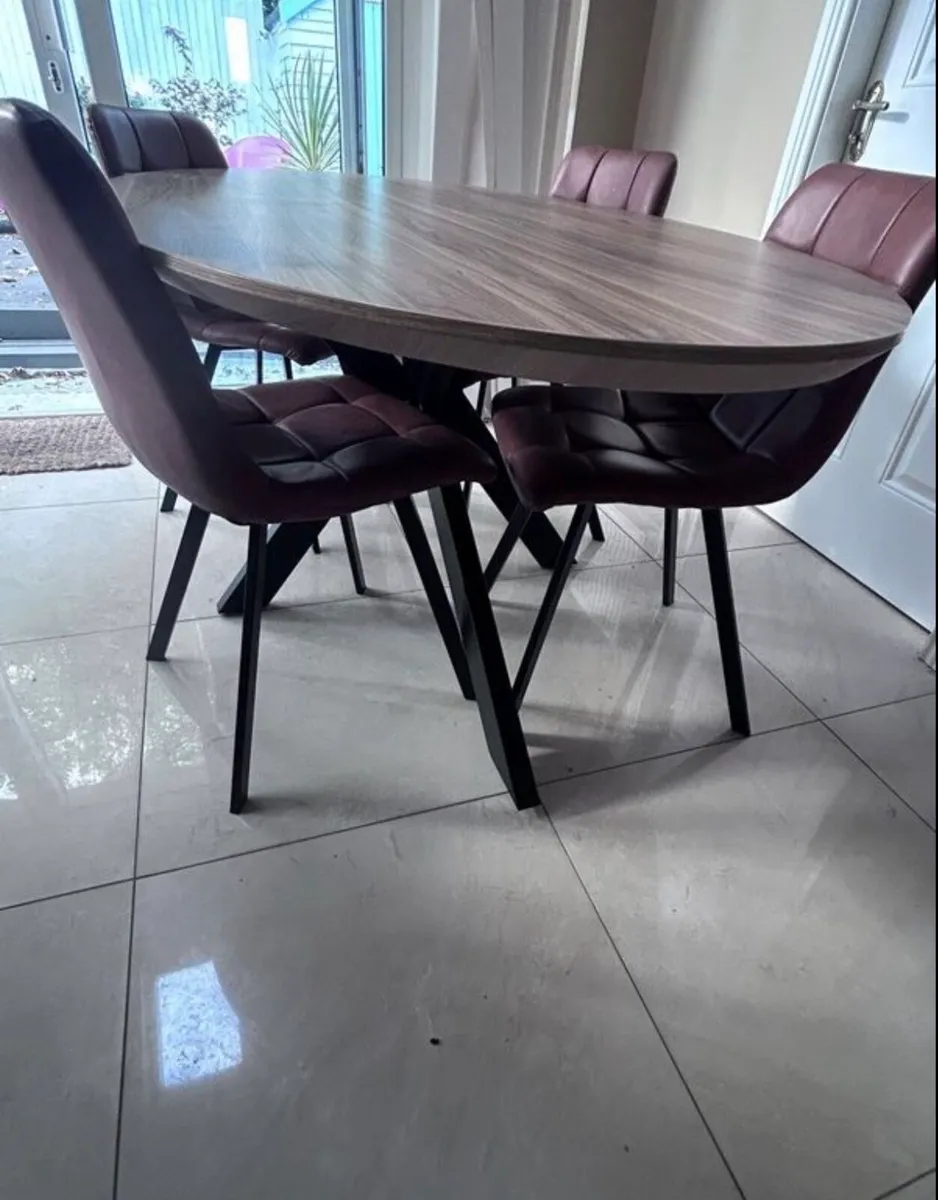 Table and chairs - Image 2