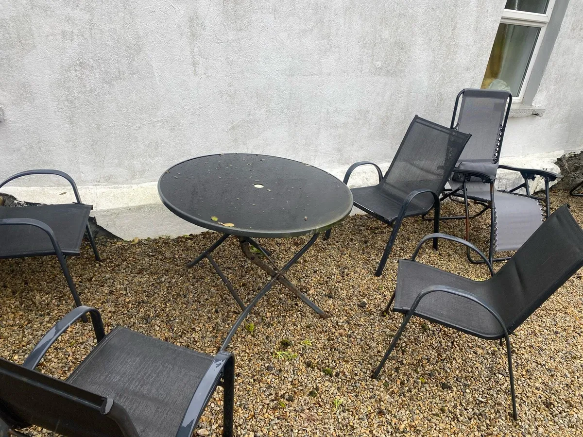 Outdoor table and chairs - Image 1