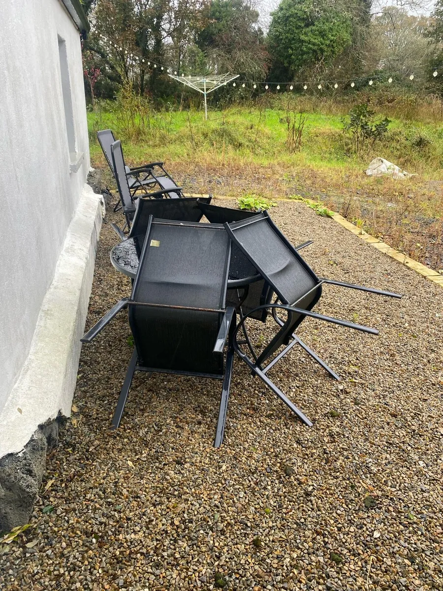Outdoor table and chairs - Image 3