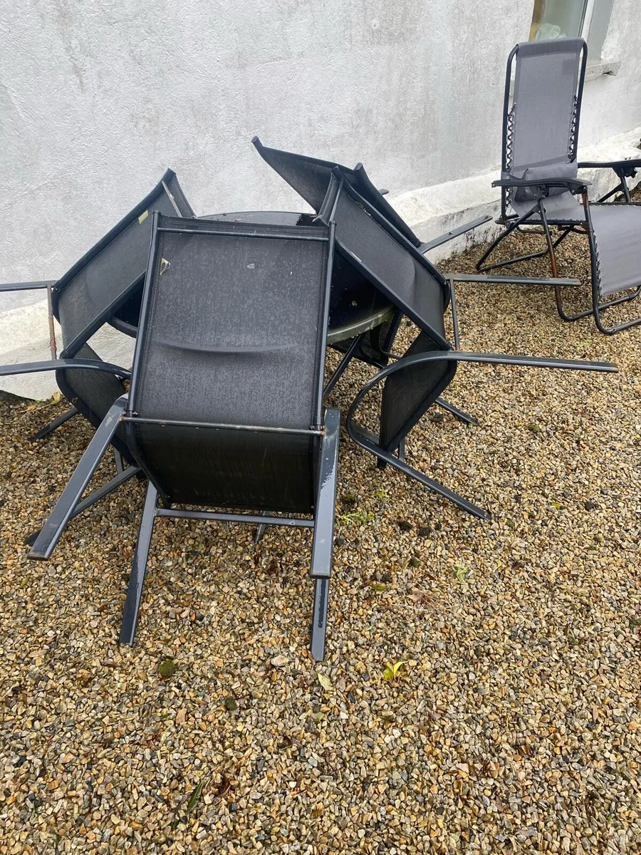 Outdoor table and chairs - Image 4