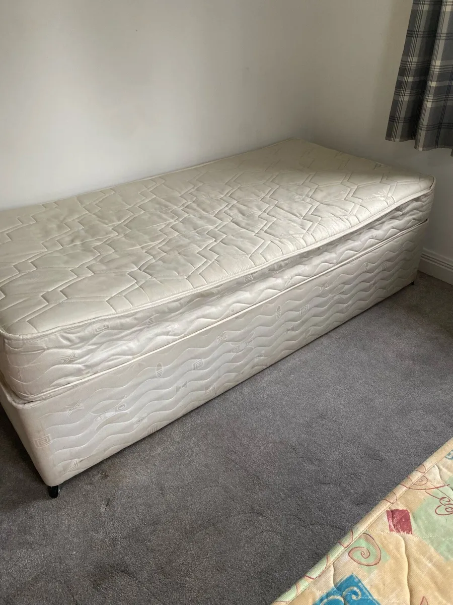 2 single beds - Image 3