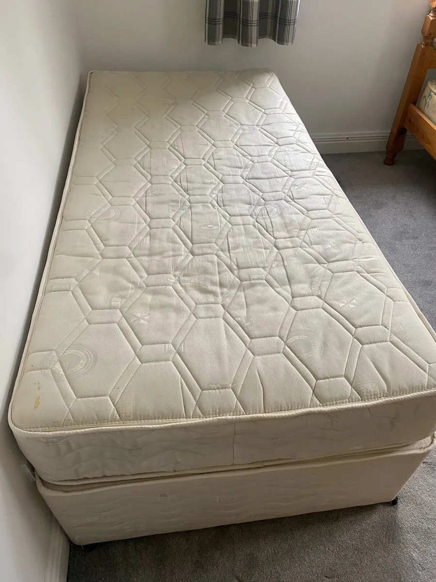 2 single beds - Image 4