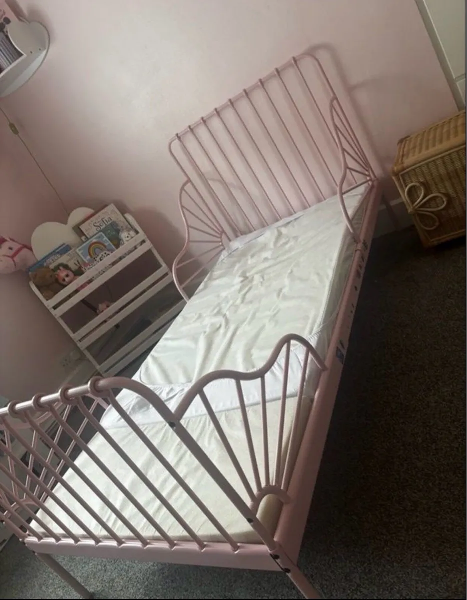 Kids bed frame - Image 1