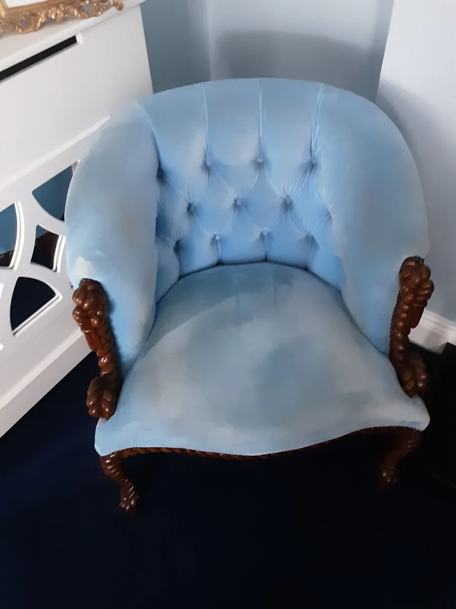 2 blue buttoned armchairs with twisted wooden legs - Image 1