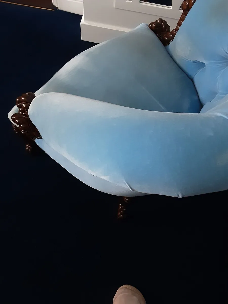 2 blue buttoned armchairs with twisted wooden legs - Image 4