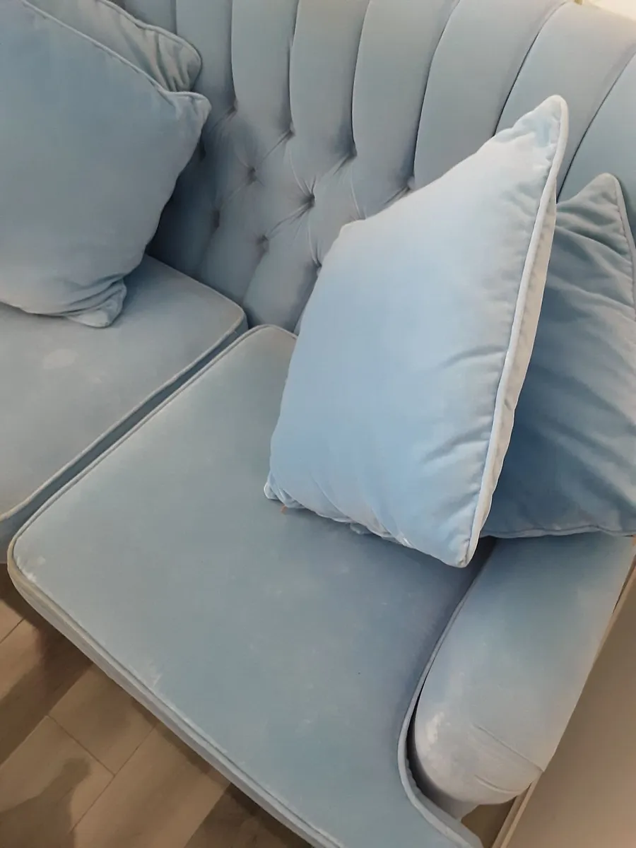 Blue dutch buttoned sofa immaculate condition - Image 1