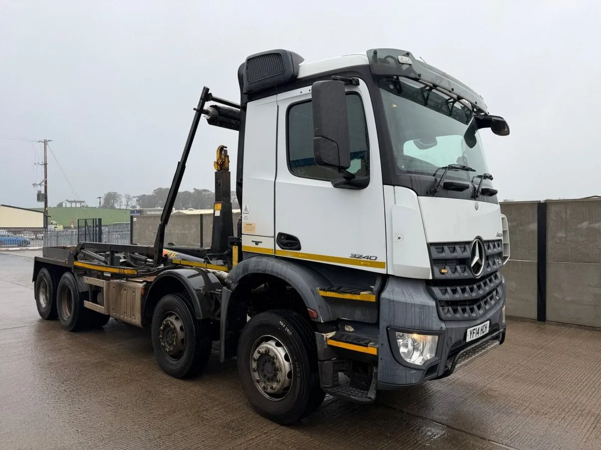 MERCEDES ACTROS 8x4 HOOK LOADER - Image 1