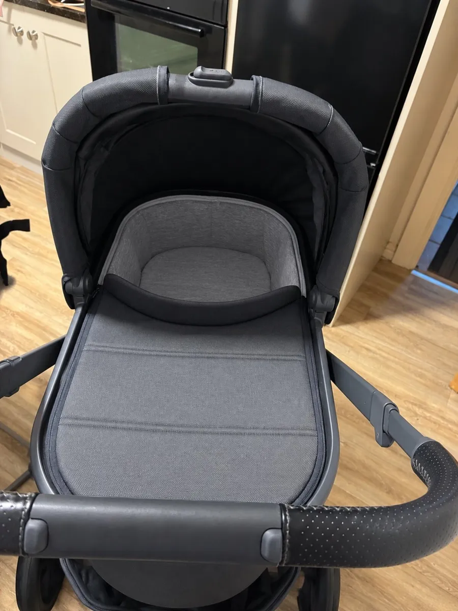 UPPAbaby Vista V2 with extras - black - Image 1