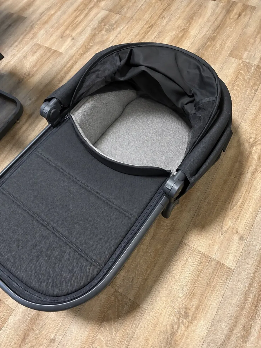 UPPAbaby Vista V2 with extras - black - Image 4