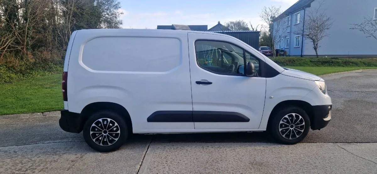 2023 Opel Combo Komfort 100PS - Image 4