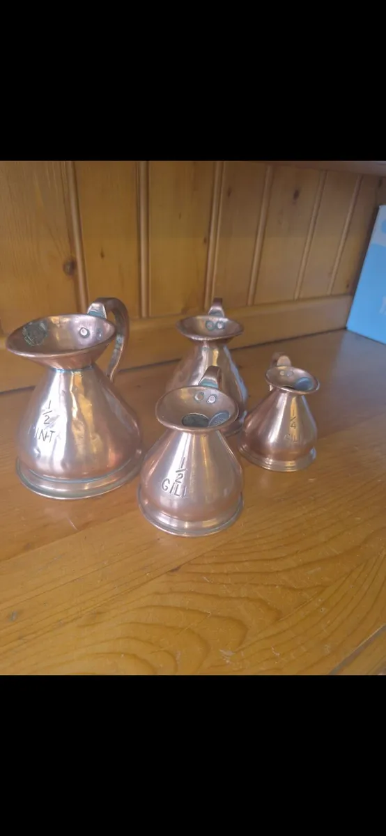 Copper measuring jugs - Image 1