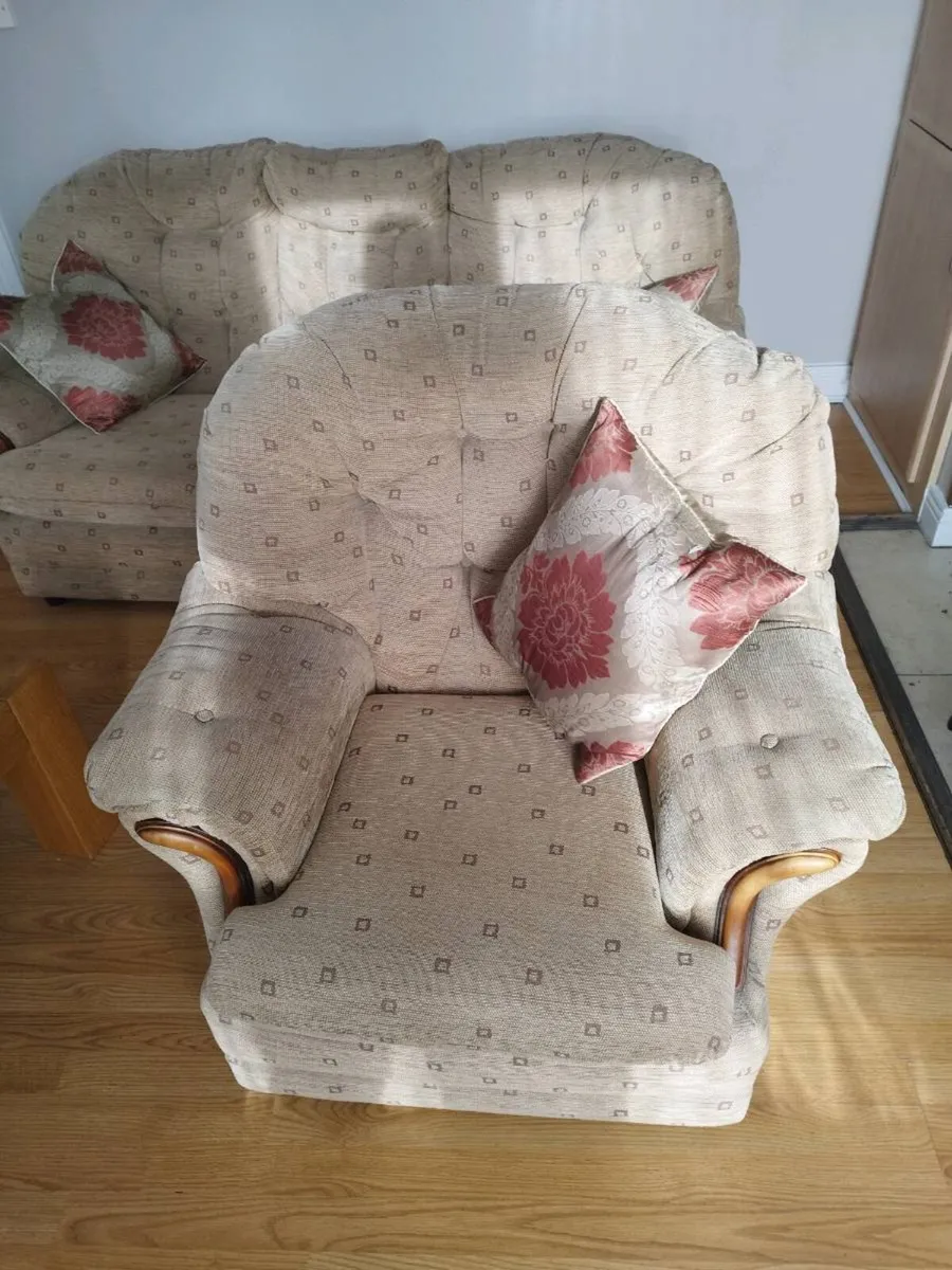 3 seater couch plus 2 one seater chairs, 3+1+1 - Image 3