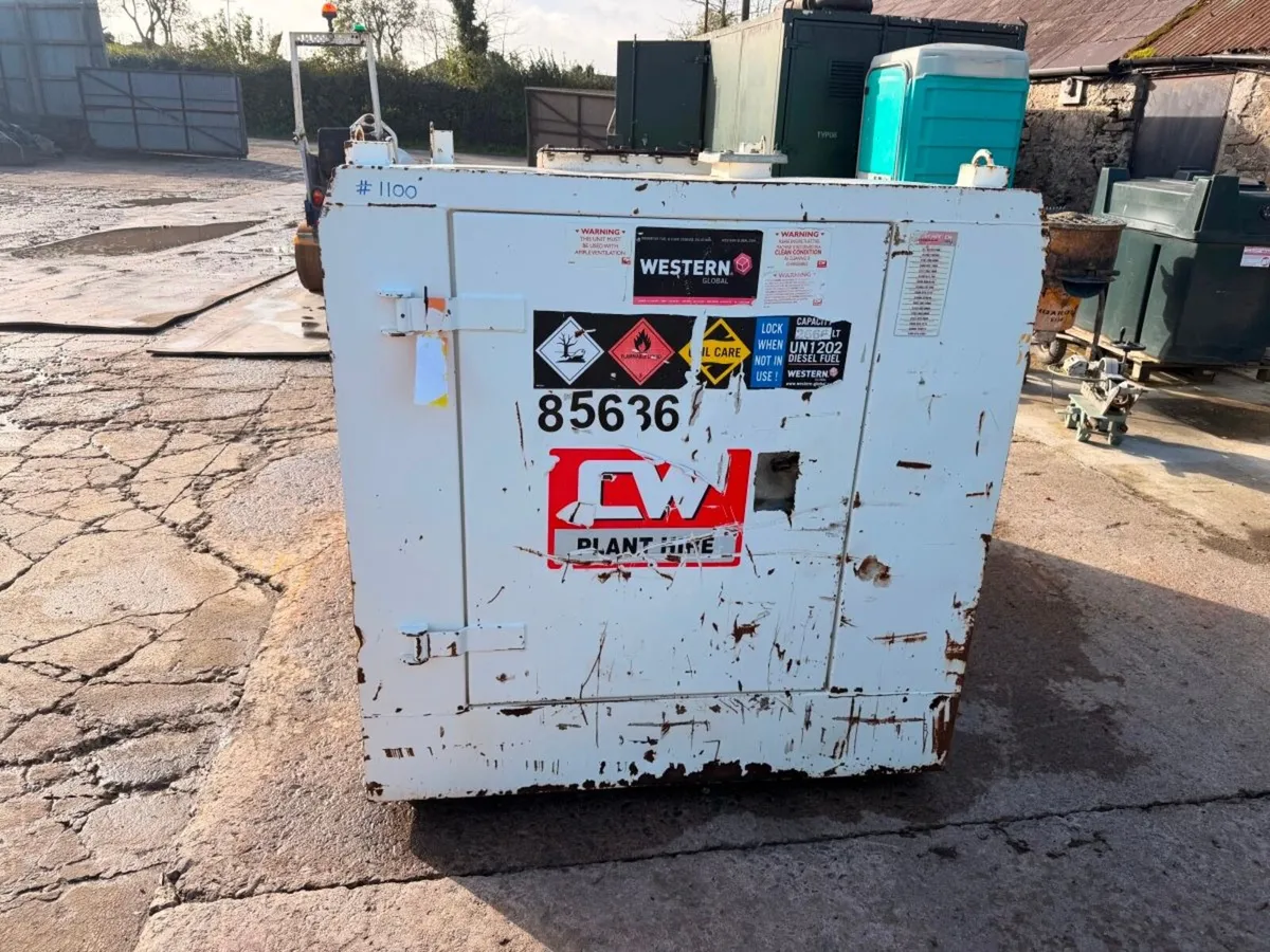 2,666 litres western fuel bowser with pump + new e - Image 3