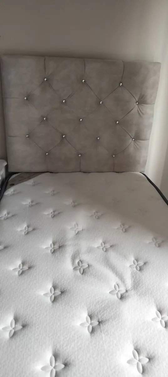 Single bed and single mattress - Image 1
