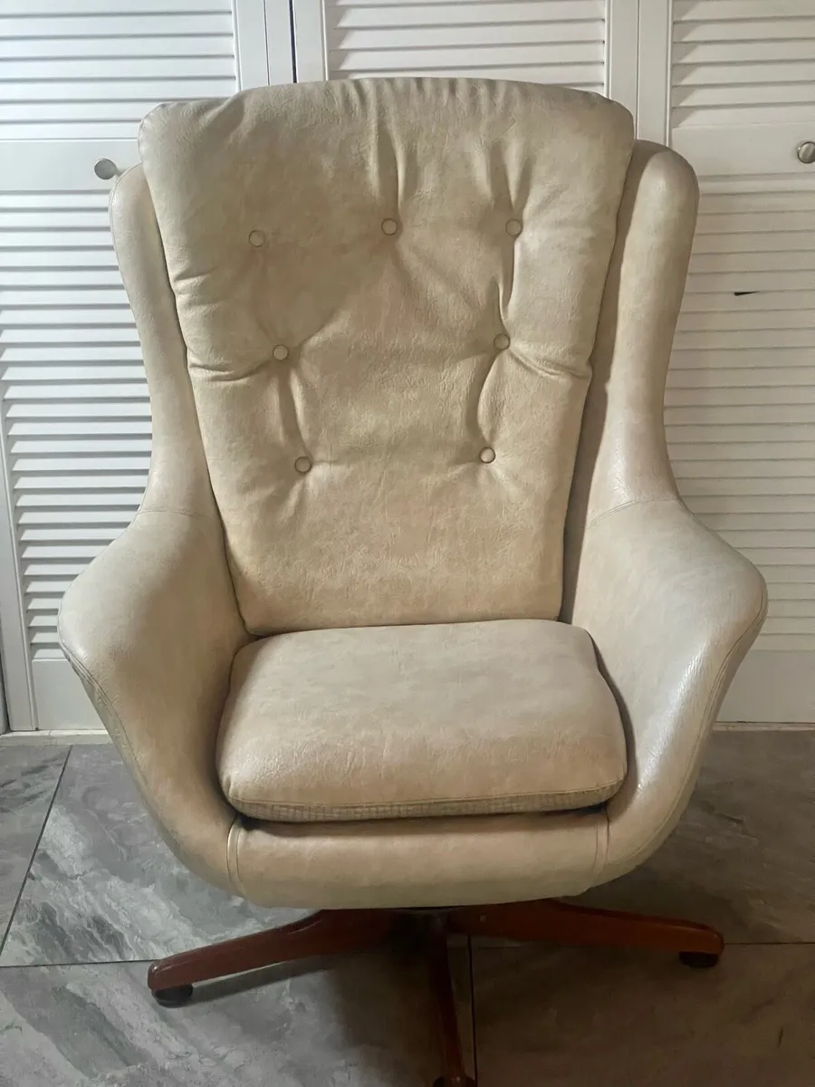 A mid century Egg chair - Image 2