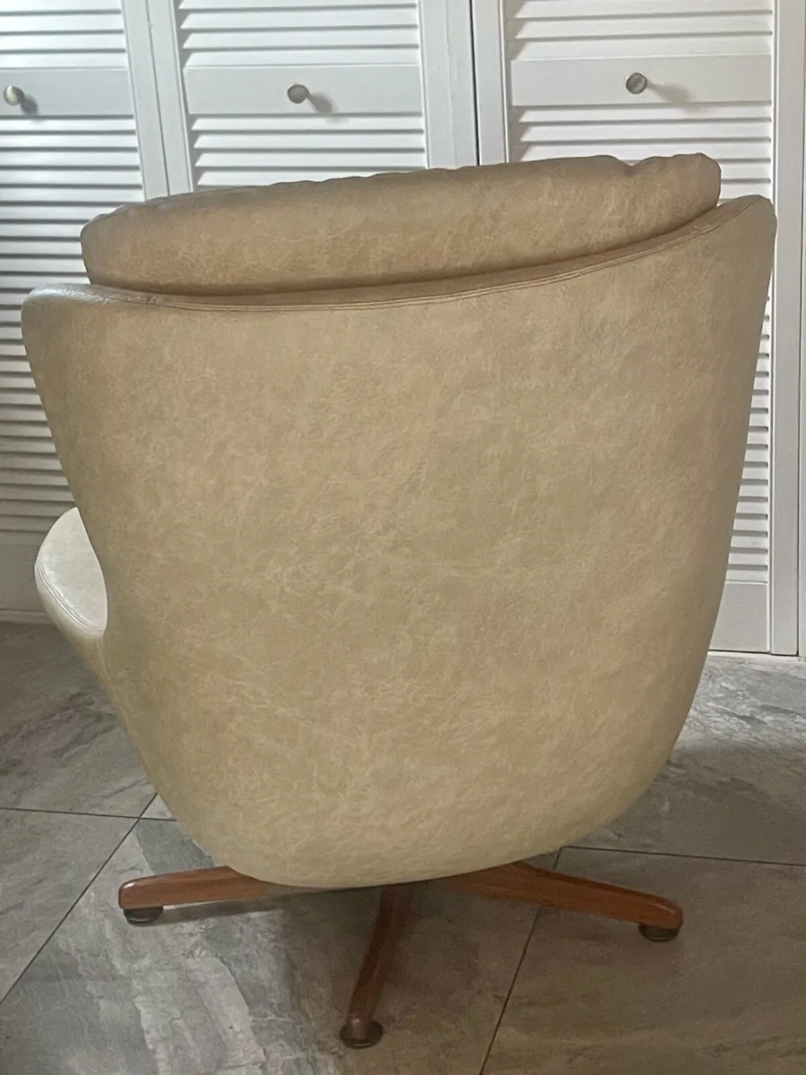 A mid century Egg chair - Image 4