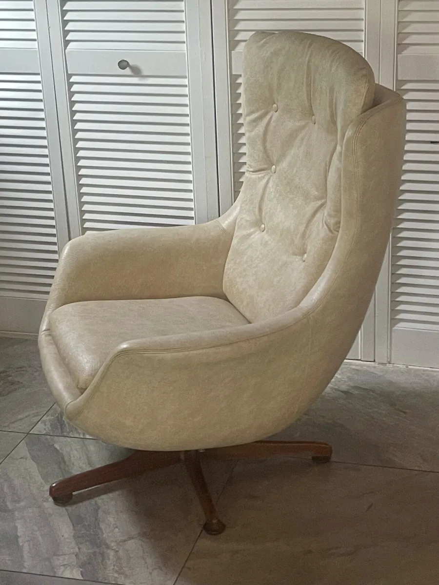 A mid century Egg chair - Image 1