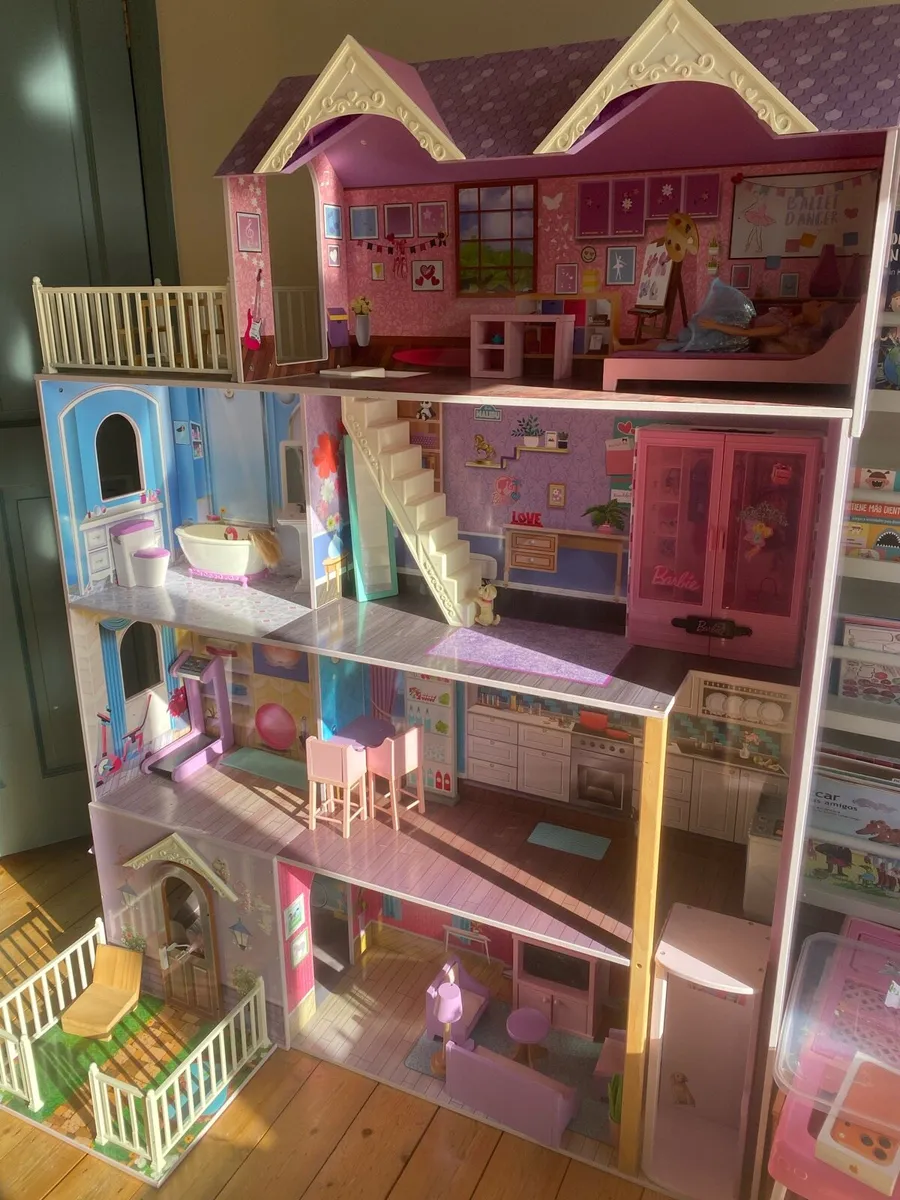 Barbies doll house - Image 1