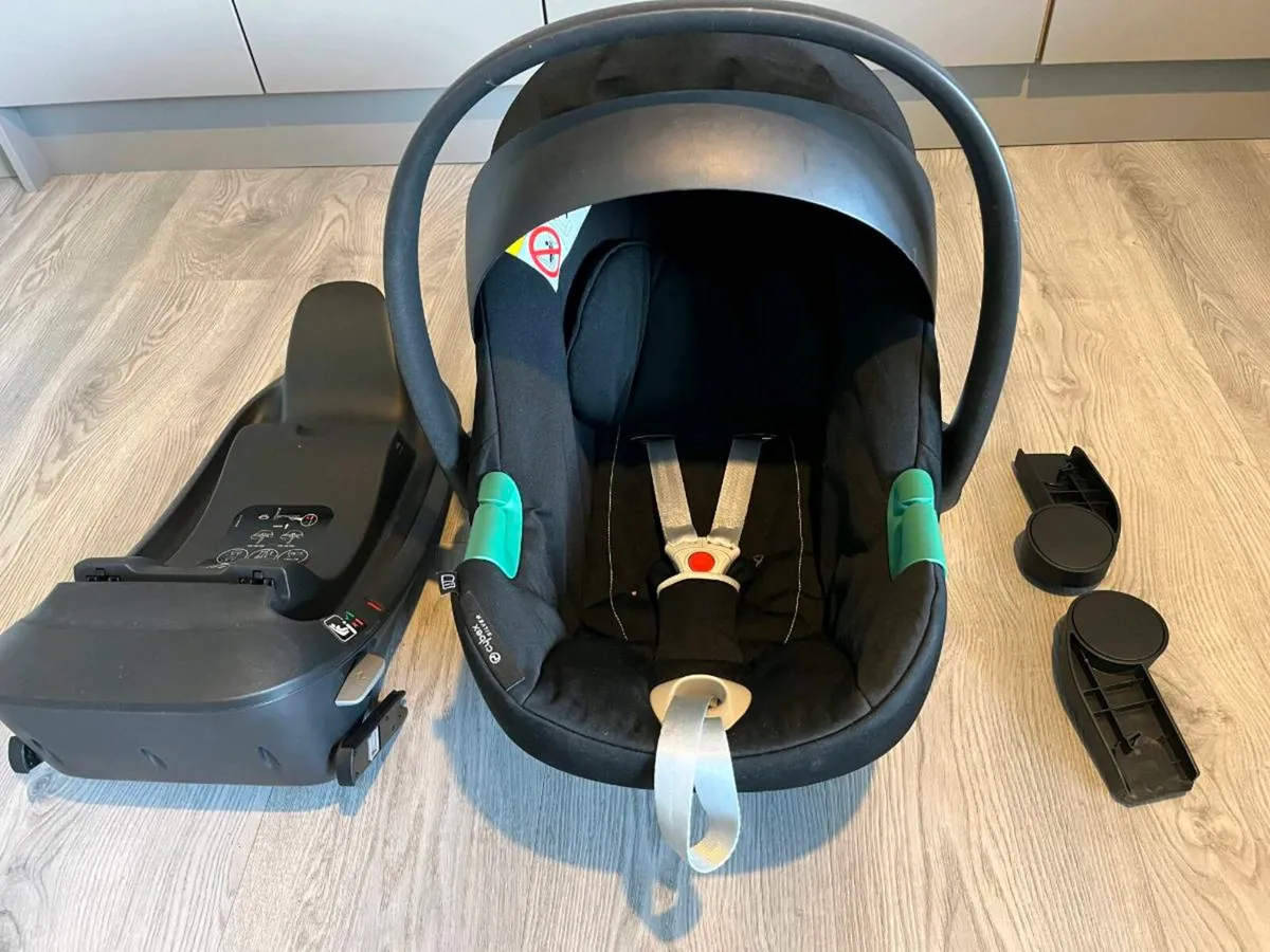 Baby car seat with ISO fix - Image 1