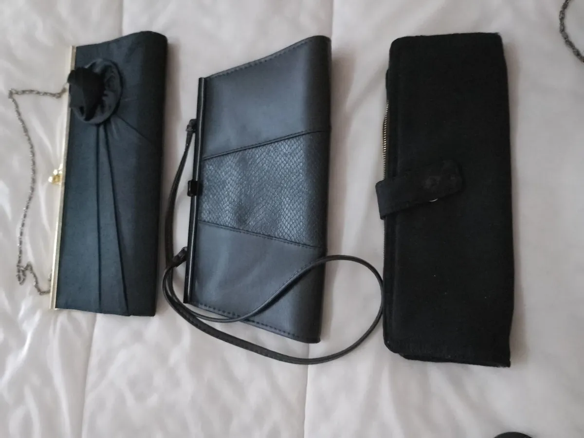 COLLECTION OF 8 VINTAGE BLACK CLUTCH BAGS. - Image 4