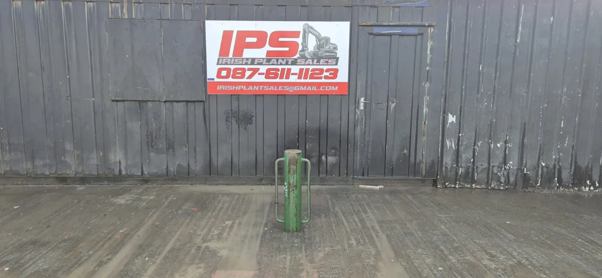 Two-handed manual post driver - Image 1