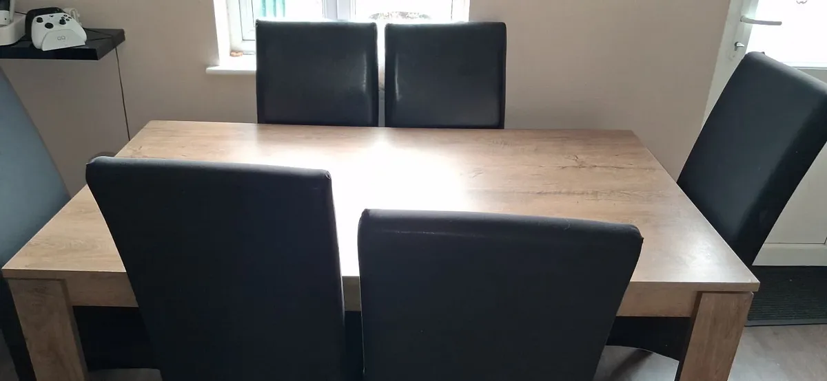 Table and 6 chairs - Image 1